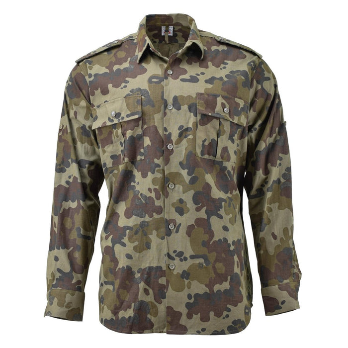 Original Romanian military field shirt in M94 Mozaic camo, chest pockets and epaulettes, long sleeves, buttoned cuffs.